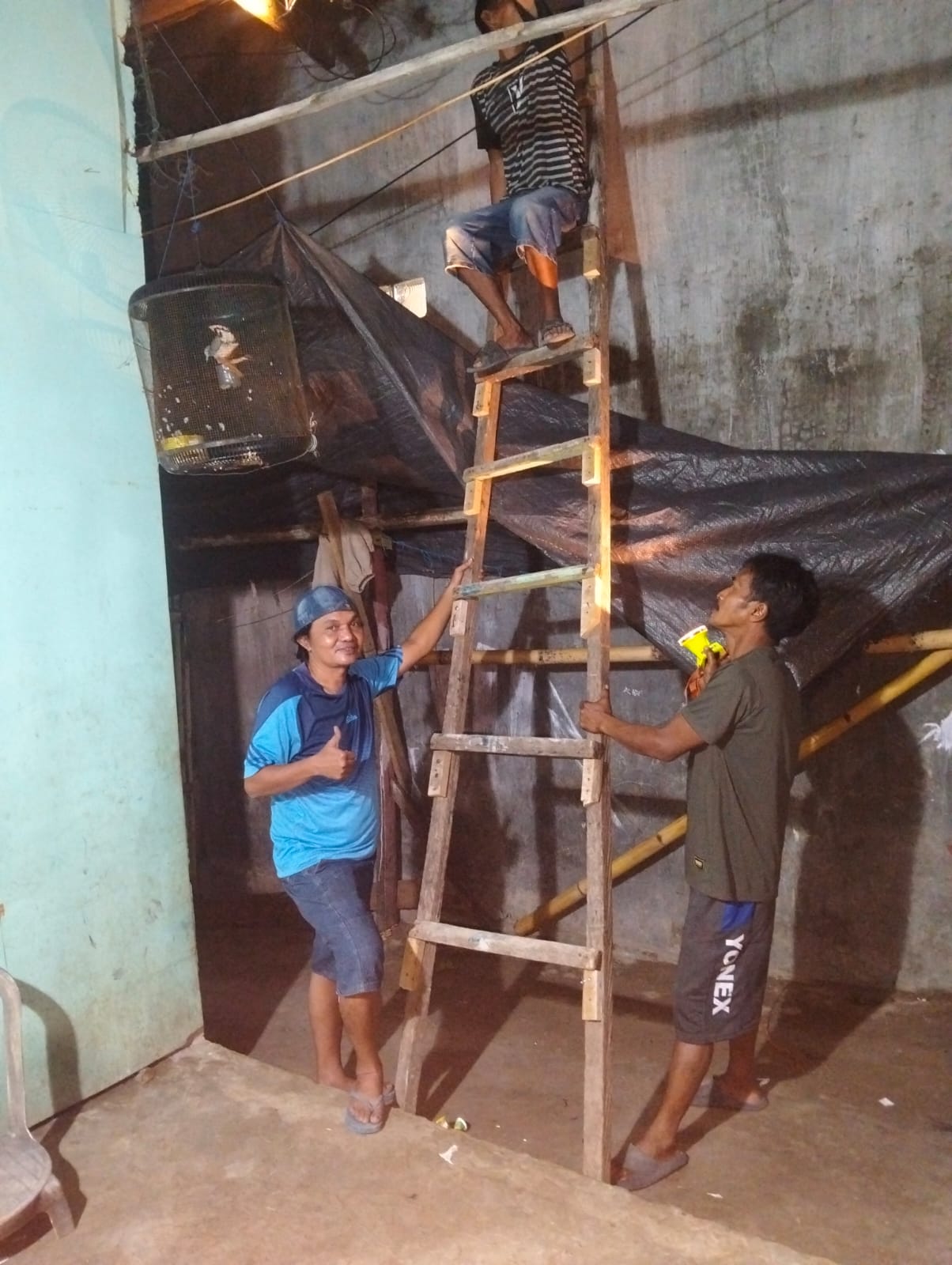 Malam Kian Larut, Cahaya Kian Dekat: Titik Kedua Lampu Jalan Ujung Labbu Berhasil Dipasang Berkat Semangat Gotong Royong Warga